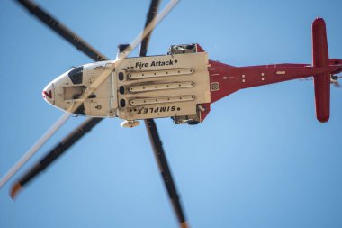 Chatsworth, California, ABD - 19 Ekim 2020: LAFD, LACFD ve VCFD 'den itfaiyeciler ve helikopterler Los Angeles ve Ventura' nın batısındaki Chatsworth tepelerinde bir çalı yangınıyla mücadele ediyor..