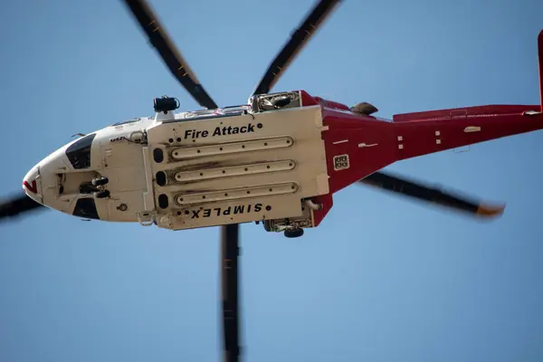 Chatsworth, California, ABD - 19 Ekim 2020: LAFD, LACFD ve VCFD 'den itfaiyeciler ve helikopterler Los Angeles ve Ventura' nın batısındaki Chatsworth tepelerinde bir çalı yangınıyla mücadele ediyor..