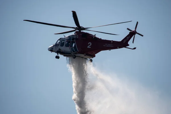 Chatsworth, California, ABD - 19 Ekim 2020: LAFD, LACFD ve VCFD 'den itfaiyeciler ve helikopterler Los Angeles ve Ventura' nın batısındaki Chatsworth tepelerinde bir çalı yangınıyla mücadele ediyor..
