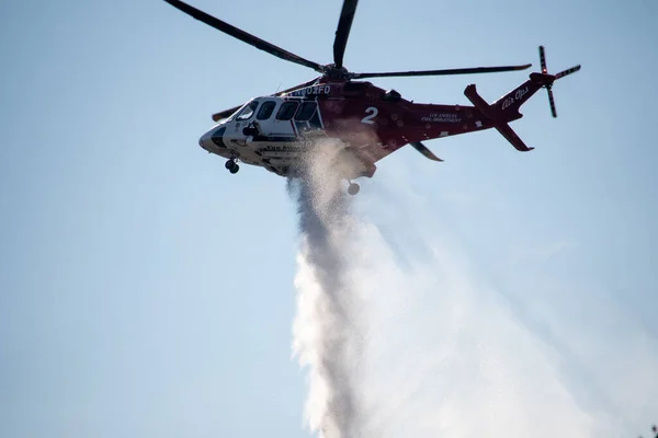 Chatsworth, California, ABD - 19 Ekim 2020: LAFD, LACFD ve VCFD 'den itfaiyeciler ve helikopterler Los Angeles ve Ventura' nın batısındaki Chatsworth tepelerinde bir çalı yangınıyla mücadele ediyor..