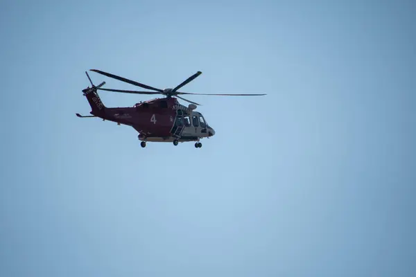 Chatsworth, California, ABD - 19 Ekim 2020: LAFD, LACFD ve VCFD 'den itfaiyeciler ve helikopterler Los Angeles ve Ventura' nın batısındaki Chatsworth tepelerinde bir çalı yangınıyla mücadele ediyor..