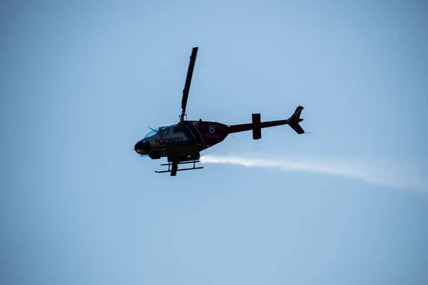 Chatsworth, California, ABD - 19 Ekim 2020: LAFD, LACFD ve VCFD 'den itfaiyeciler ve helikopterler Los Angeles ve Ventura' nın batısındaki Chatsworth tepelerinde bir çalı yangınıyla mücadele ediyor..