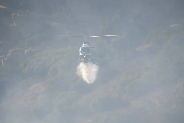 Chatsworth, California, ABD - 19 Ekim 2020: LAFD, LACFD ve VCFD 'den itfaiyeciler ve helikopterler Los Angeles ve Ventura' nın batısındaki Chatsworth tepelerinde bir çalı yangınıyla mücadele ediyor..