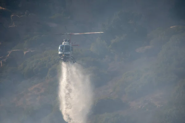 Chatsworth, California, ABD - 19 Ekim 2020: LAFD, LACFD ve VCFD 'den itfaiyeciler ve helikopterler Los Angeles ve Ventura' nın batısındaki Chatsworth tepelerinde bir çalı yangınıyla mücadele ediyor..