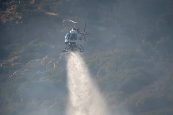 Chatsworth, California, ABD - 19 Ekim 2020: LAFD, LACFD ve VCFD 'den itfaiyeciler ve helikopterler Los Angeles ve Ventura' nın batısındaki Chatsworth tepelerinde bir çalı yangınıyla mücadele ediyor..