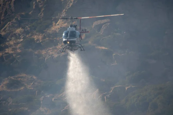 Chatsworth, California, ABD - 19 Ekim 2020: LAFD, LACFD ve VCFD 'den itfaiyeciler ve helikopterler Los Angeles ve Ventura' nın batısındaki Chatsworth tepelerinde bir çalı yangınıyla mücadele ediyor..