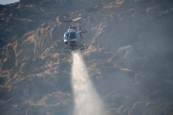 Chatsworth, California, ABD - 19 Ekim 2020: LAFD, LACFD ve VCFD 'den itfaiyeciler ve helikopterler Los Angeles ve Ventura' nın batısındaki Chatsworth tepelerinde bir çalı yangınıyla mücadele ediyor..