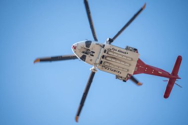 Chatsworth, California, ABD - 19 Ekim 2020: LAFD, LACFD ve VCFD 'den itfaiyeciler ve helikopterler Los Angeles ve Ventura' nın batısındaki Chatsworth tepelerinde bir çalı yangınıyla mücadele ediyor..
