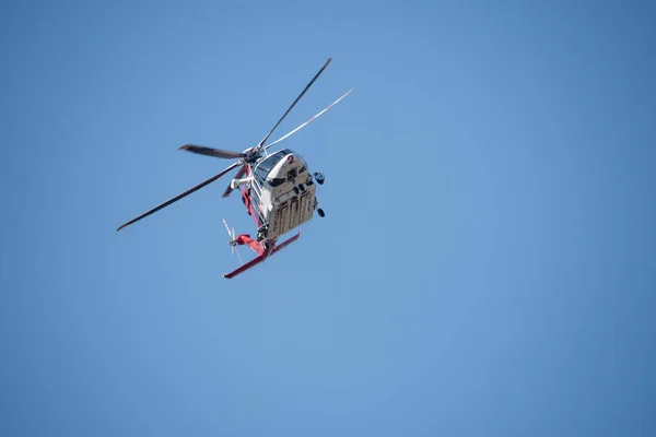 Chatsworth, California, ABD - 19 Ekim 2020: LAFD, LACFD ve VCFD 'den itfaiyeciler ve helikopterler Los Angeles ve Ventura' nın batısındaki Chatsworth tepelerinde bir çalı yangınıyla mücadele ediyor..