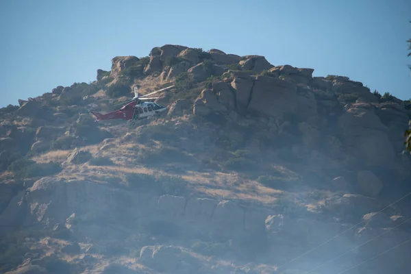 Chatsworth, California, ABD - 19 Ekim 2020: LAFD, LACFD ve VCFD 'den itfaiyeciler ve helikopterler Los Angeles ve Ventura' nın batısındaki Chatsworth tepelerinde bir çalı yangınıyla mücadele ediyor..