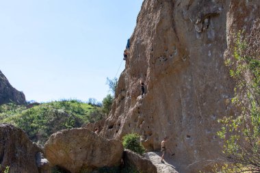 Malibu Creek Eyalet Parkı - 11 Mayıs 2019: 2019 'da Malibu Creek Parkı' nda kaya tırmanışçıları. 2018 'deki Woolsey yangınları bölgede geniş çaplı yıkıma neden oldu ve birçok ağacı yaktı..
