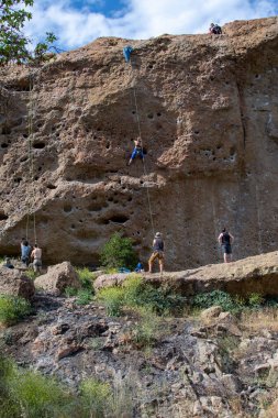Malibu Creek Eyalet Parkı - 11 Mayıs 2019: 2019 'da Malibu Creek Parkı' nda kaya tırmanışçıları. 2018 'deki Woolsey yangınları bölgede geniş çaplı bir yıkıma neden oldu ve birçok ağaç yaktı, ancak hala çok sayıda ağaç var ve bölge toparlanıyor. Turist ve 