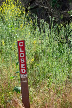 Malibu Creek Eyalet Parkı - 11 Mayıs 2019: Malibu ve Agoura 'daki 2018 yangınından sonra Malibu Creek Eyalet Parkı' nın iyileşmekte olan ağaç ve bitkilerini koruyan işaretler 2018 'deki Woolsey yangınları bölgede geniş çapta yıkıma yol açtı..