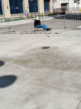 Los Angeles, CA / ABD - 14 Mayıs 2019: Los Angeles şehir merkezindeki Alameda Caddesi 'ndeki Skid Row' a bitişik bir perakende ve ofis alanı için büyüyen bir ticari kalkınma olan ROW DTLA 'da insan boyama çalışmaları.