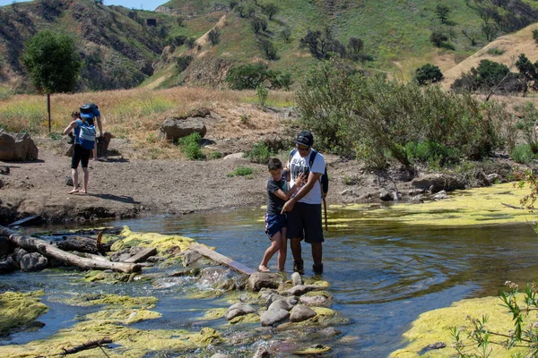 Malibu Creek Eyalet Parkı - 11 Mayıs 2019: 2019 'da Malibu Creek Parkı' nda turistler ve yürüyüşçüler. 2018 'deki Woolsey yangınları bölgede geniş çaplı yıkıma neden oldu ve birçok ağacı yaktı..