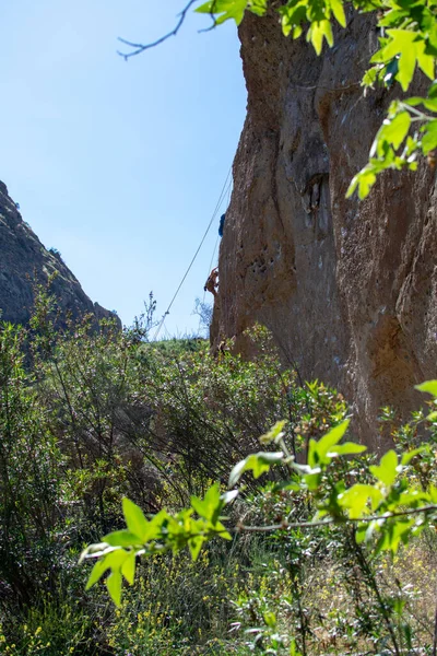Malibu Creek Eyalet Parkı - 11 Mayıs 2019: 2019 'da Malibu Creek Parkı' nda kaya tırmanışçıları. 2018 'deki Woolsey yangınları bölgede geniş çaplı yıkıma neden oldu ve birçok ağacı yaktı..