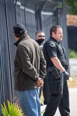 Northridge, Kaliforniya / ABD - 8 Mart 2021: Parthenia 'daki bir konut projesinin bitişiğindeki Northridge' de bir saldırı soruşturmasına çeşitli LAPD polis memurları ve denetçileri yanıt verdi.