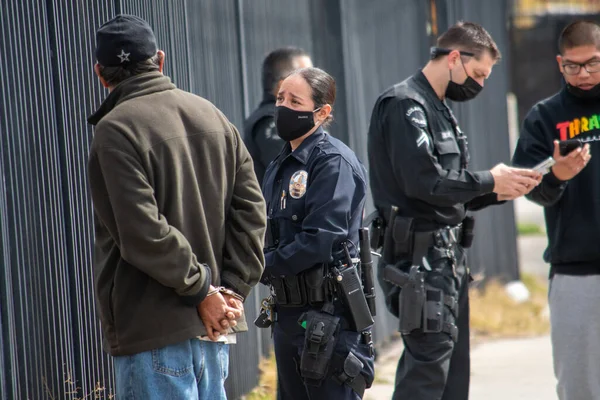 Northridge, Kaliforniya / ABD - 8 Mart 2021: Parthenia 'daki bir konut projesinin bitişiğindeki Northridge' de bir saldırı soruşturmasına çeşitli LAPD polis memurları ve denetçileri yanıt verdi.