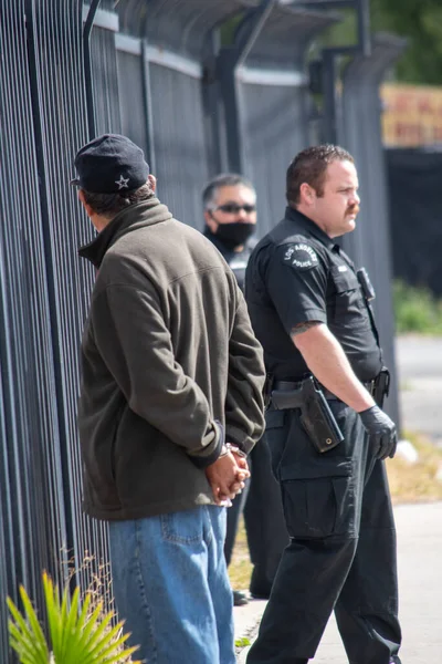 Northridge, Kaliforniya / ABD - 8 Mart 2021: Parthenia 'daki bir konut projesinin bitişiğindeki Northridge' de bir saldırı soruşturmasına çeşitli LAPD polis memurları ve denetçileri yanıt verdi.