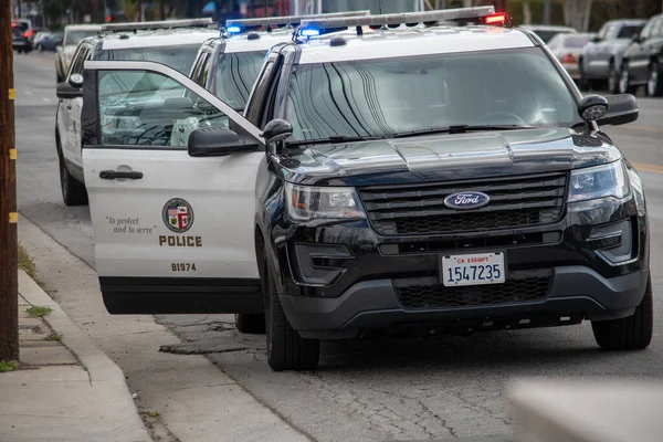 Northridge, Kaliforniya / ABD - 8 Mart 2021: LAPD Ford Polis Müdahale Aracı Northridge 'de bir saldırı soruşturmasında, Parthenia' daki bir konut projesinin bitişiğinde.