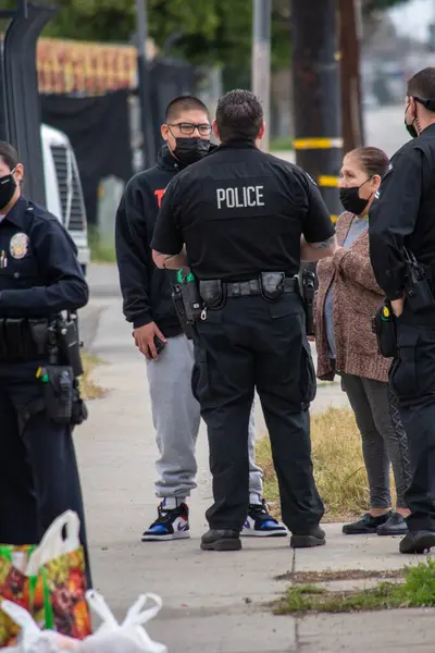 Northridge, Kaliforniya / ABD - 8 Mart 2021: Parthenia 'daki bir konut projesinin bitişiğindeki Northridge' de bir saldırı soruşturmasına çeşitli LAPD polis memurları ve denetçileri yanıt verdi.