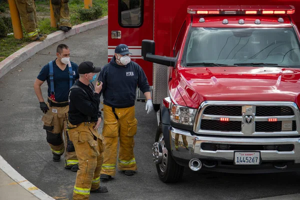 Northridge, Kaliforniya / ABD - 8 Mart 2021: LAFD itfaiyecileri ve sağlık görevlileri Northridge tren istasyonundaki tıbbi çağrıya cevap verdiler, ambulans ve itfaiye arabası görüntülendi.