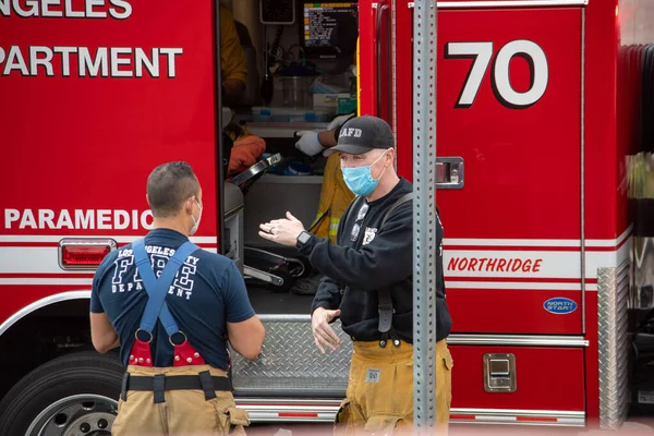 Northridge, Kaliforniya / ABD - 8 Mart 2021: LAFD itfaiyecileri ve sağlık görevlileri Northridge tren istasyonundaki tıbbi çağrıya cevap verdiler, ambulans ve itfaiye arabası görüntülendi.