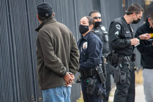Northridge, Kaliforniya / ABD - 8 Mart 2021: Parthenia 'daki bir konut projesinin bitişiğindeki Northridge' de bir saldırı soruşturmasına çeşitli LAPD polis memurları ve denetçileri yanıt verdi.