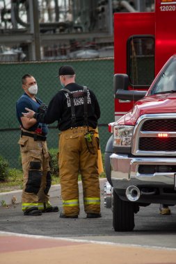 Northridge, Kaliforniya / ABD - 8 Mart 2021: LAFD itfaiyecileri ve sağlık görevlileri Northridge tren istasyonundaki tıbbi çağrıya cevap verdiler, ambulans ve itfaiye arabası görüntülendi.
