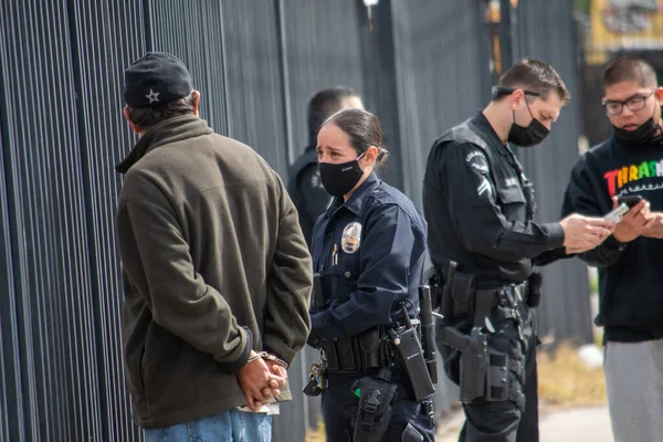 Northridge, Kaliforniya / ABD - 8 Mart 2021: Parthenia 'daki bir konut projesinin bitişiğindeki Northridge' de bir saldırı soruşturmasına çeşitli LAPD polis memurları ve denetçileri yanıt verdi.