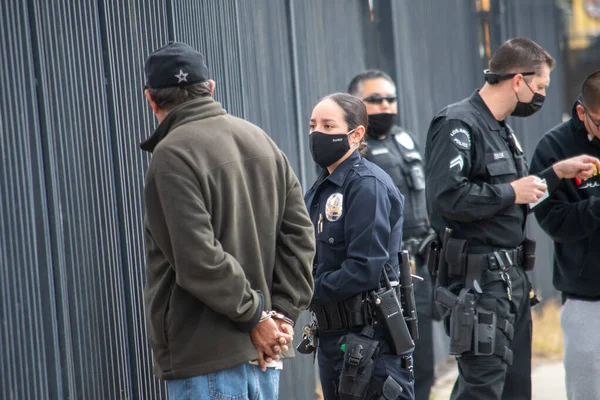 Northridge, Kaliforniya / ABD - 8 Mart 2021: Parthenia 'daki bir konut projesinin bitişiğindeki Northridge' de bir saldırı soruşturmasına çeşitli LAPD polis memurları ve denetçileri yanıt verdi.