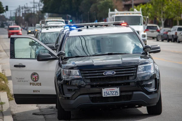 Northridge, Kaliforniya / ABD - 8 Mart 2021: LAPD Ford Polis Müdahale Aracı Northridge 'de bir saldırı soruşturmasında, Parthenia' daki bir konut projesinin bitişiğinde.