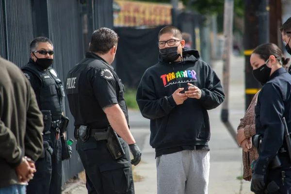 Northridge, Kaliforniya / ABD - 8 Mart 2021: Parthenia 'daki bir konut projesinin bitişiğindeki Northridge' de bir saldırı soruşturmasına çeşitli LAPD polis memurları ve denetçileri yanıt verdi.