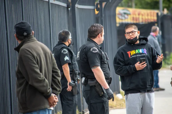 Northridge, Kaliforniya / ABD - 8 Mart 2021: Parthenia 'daki bir konut projesinin bitişiğindeki Northridge' de bir saldırı soruşturmasına çeşitli LAPD polis memurları ve denetçileri yanıt verdi.