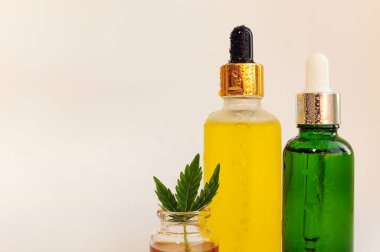 Kenevir, cbd yağı, kozmetik. Marihuana özü kozmetolojide. Düz bir zemin, beyaz arka plan. Ev rahatlaması, spa eğlencesi, eğlence terapisi..