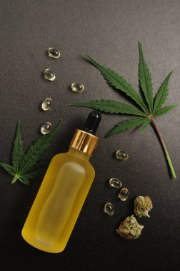 Kozmetolojide marihuana özü. Kenevir, cbd yağı, organik kozmetik. Düz yatıyordu, siyah arkaplan. Ev rahatlaması, spa eğlencesi, eğlence terapisi..