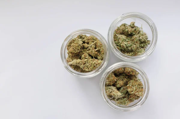 Stockage Des Bourgeons Marijuana Cannabis Médicinal Fleurissant Sur Fond Blanc — Photo