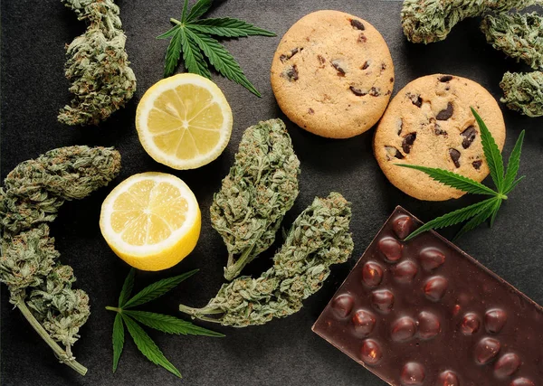 Édességet Cbd Olajjal Marihuána Bimbók Fekete Háttérrel Kannabiszvirág Csokis Süti — Stock Fotó