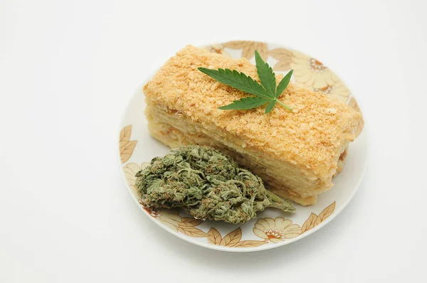 Puff Torta Cbd Olaj Cannabis Virágzik Elszigetelt Fehér Háttérrel Marihuána — Stock Fotó
