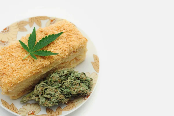 Puff Torta Cbd Olaj Cannabis Virágzik Elszigetelt Fehér Háttérrel Marijuana — Stock Fotó
