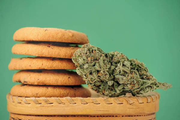 Bonbons Huile Cbd Bourgeons Marijuana Sur Fond Vert Fleurs Cannabis — Photo
