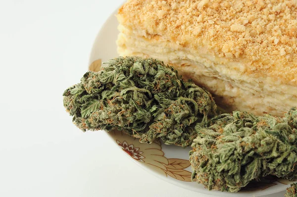 Gâteau Feuilleté Huile Cbd Fleurs Cannabis Isolé Sur Fond Blanc — Photo