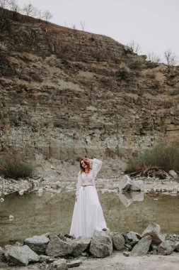 Sahilde duran şık bir bayan.