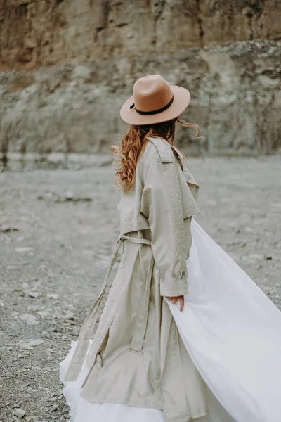 Dağlarda Yürüyen Şapkalı Genç Bir Kadın — Stok fotoğraf