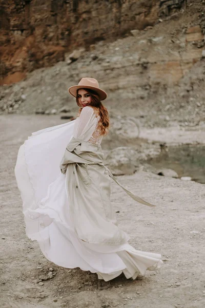 Menina Atraente Vestido Branco Posando Livre — Fotografia de Stock