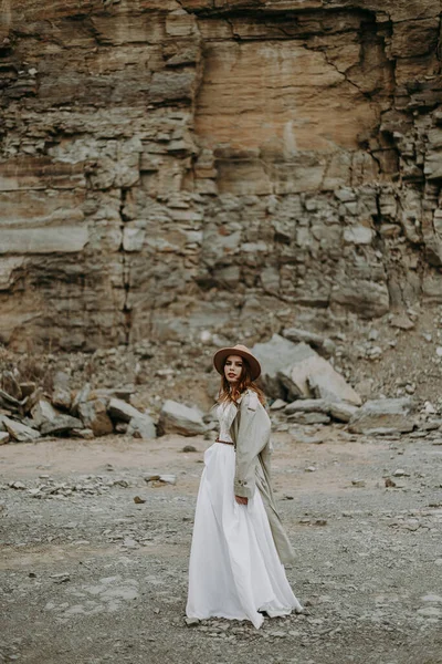 Dağlarda Poz Veren Beyaz Elbiseli Güzel Bir Kız — Stok fotoğraf