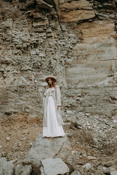 Bela Jovem Mulher Vestido Branco Sobre Rocha — Fotografia de Stock