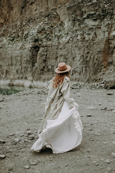 Sahilde Beyaz Elbiseli Genç Bir Kadın — Stok fotoğraf