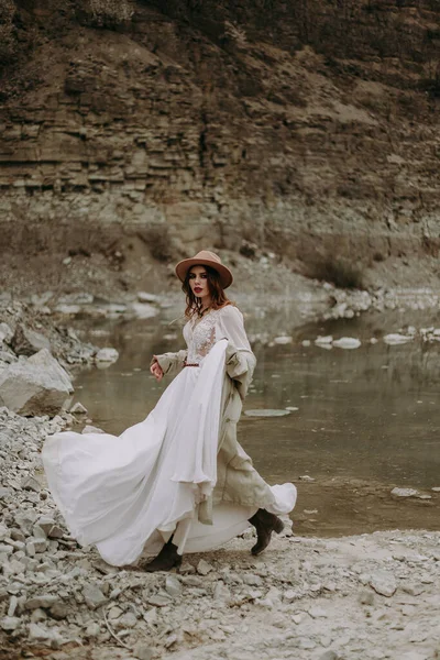 Bela Noiva Vestido Branco Posando Praia — Fotografia de Stock