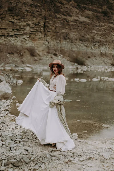 Sahilde Beyaz Elbiseli Güzel Bir Kız — Stok fotoğraf